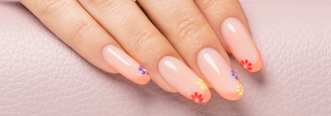 unghie con margherite dotter